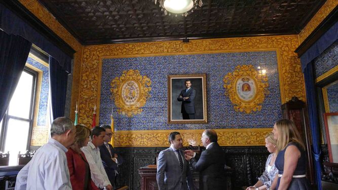 El alcalde de Algeciras, José Ignacio Landaluce, coloca la insignia a su homólogo en Mairena, Ricardo Sánchez.