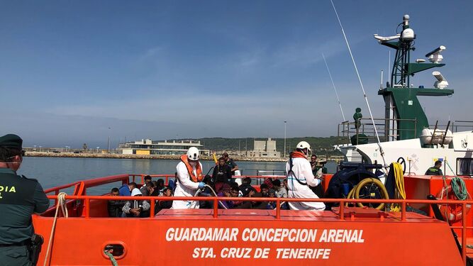 La Guardamar 'Concepción Arenal' llegando ayer al puerto de Barbate con numerosas personas rescatadas en el Estrecho.