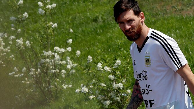Messi camina sobre un bucólico fondo durante un receso del entrenamiento argentino en Bronnitsy.