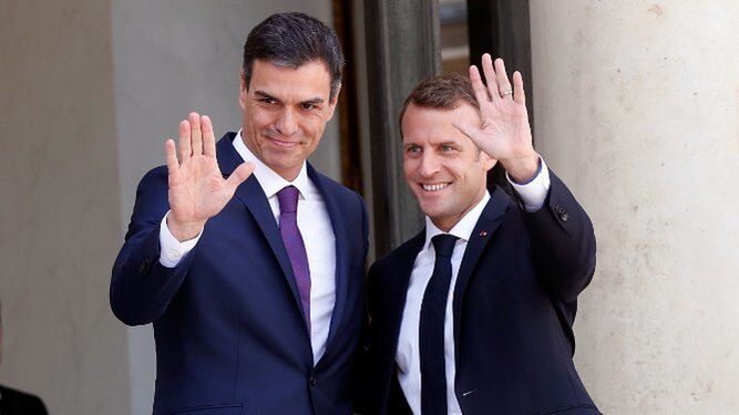 Macron ha recibido a Sánchez en la escalinata de acceso al palacio del Elíseo.