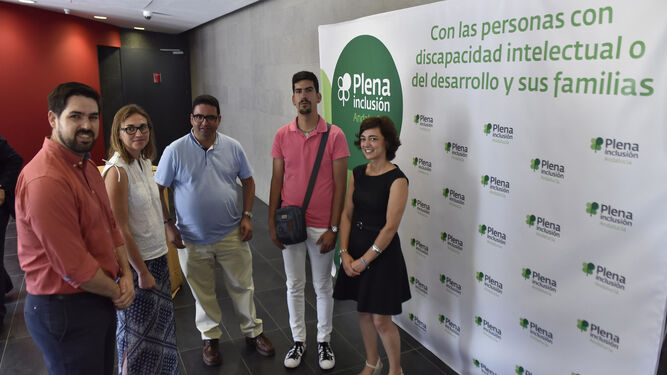 Miembros de Plena Inclusión y de las empresas colaboradoras con Rafa de la Vega y Fernando Rodrigálvarez, en el centro.