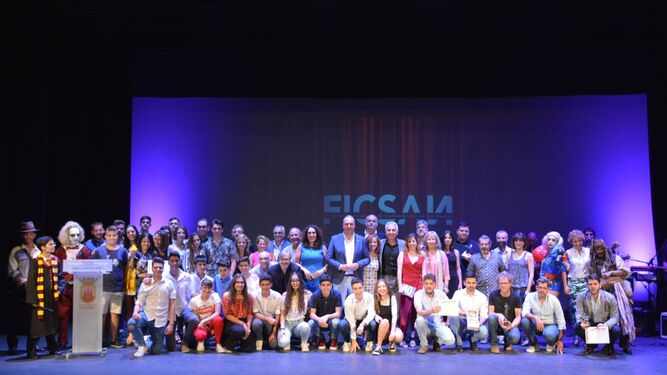 Fotografía de familia de todos los premiados, anoche en la gala de clausura de festival Ficsan.