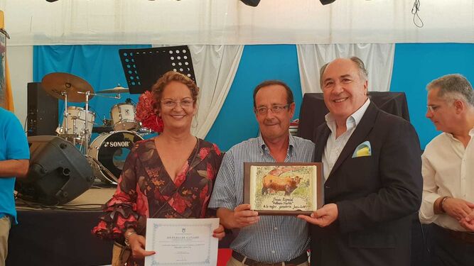 Juana Cid y José Ignacio Landaluce entregan el premio especial Antonio Martín de la feria ganadera, ayer.
