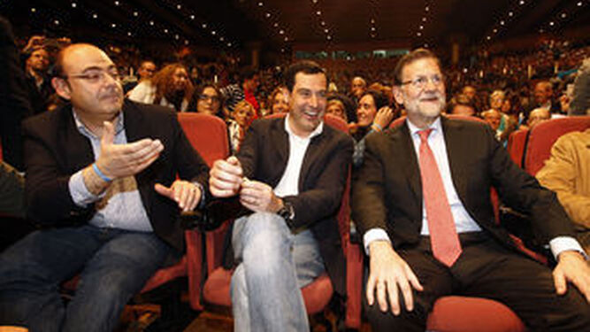 Sebastián Pérez, junto a Juanma Moreno y Rajoy durante una campaña.