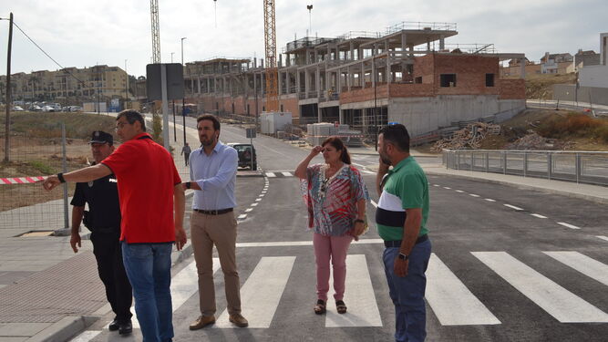 Francisco Ruiz inspecciona el nuevo vial, ayer.