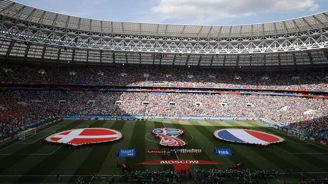Una vista del impresionante estadio Luzhniki antes de comenzar el partido entre Dinamarca y Francia.