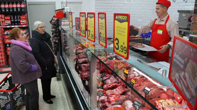 Dos mujeres compran carne en un supermercado andaluz.