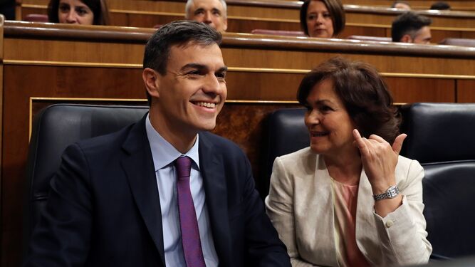 Pedro Sánchez  conversa con la vicepresidenta, Carmen Calvo., durante un pleno en el Congreso.
