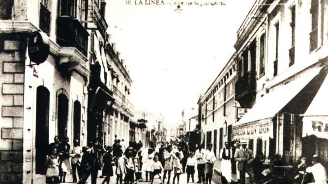 Una fotografía de época de la calle Real de La Línea.