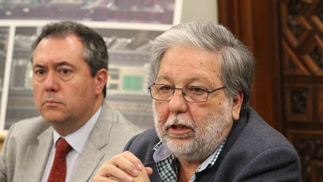 Francisco Toscano, junto al alcalde de Sevilla.