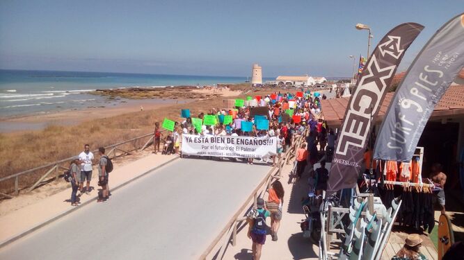 La manifestación, ayer durante el recorrido por el borde litoral de El Palmar.