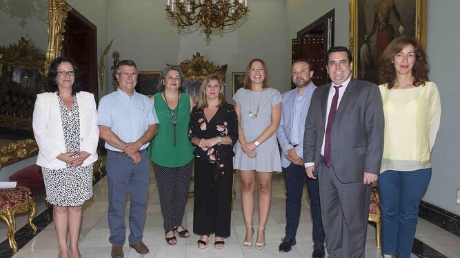 La presidenta de la Diputación con los representantes de las organizaciones empresariales y la diputada provincial de Empleo.