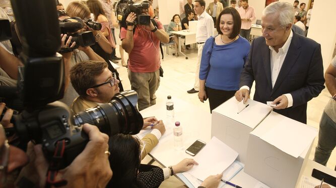Javier Arenas vota en las primarias del PP.