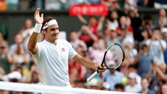 Roger Federer celebra su victoria ante Jan-Lennard Struff en la pista central de Wimbledon.