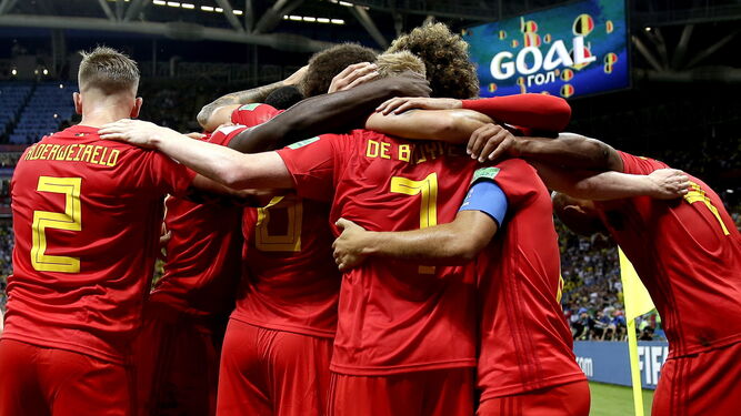 Los jugadores de Bélgica celebran el segundo gol.