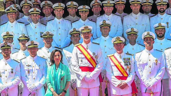 El Rey y la ministra de Defensa, Margarita Robles, con los 178 nuevos sargentos.