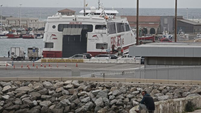 Un ferry de la naviera FRS atracado en el Puerto de Tarifa.