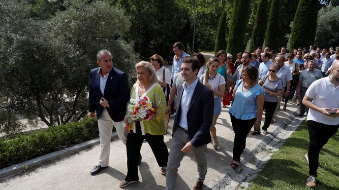 El candidato a la presidencia del PP Pablo Casado, junto a la ex presidenta de la AVT Ángeles Pedraza, en Madrid.