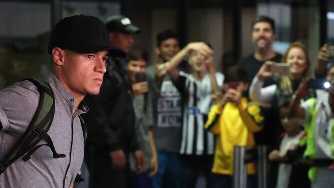 El brasileño Coutinho, a la llegada de la selección brasileña al aeropuerto de Río de Janeiro.