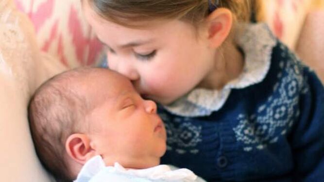 La princesa Carlota besa a su hermano pequeño Luis, reciénnacido