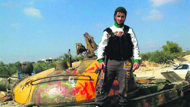 Ahmed Samsam, el yihadista condenado, fotografiado en Siria sobre un carro de combate.