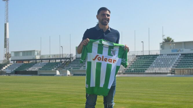 Gallardo posa como nuevo jugador del Sanluqueño.