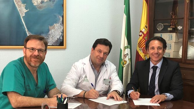 Antonio Gordillo, Fernando Forja y Antonio Feria firman el acuerdo, ayer.