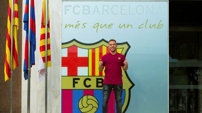 El centrocampista brasileño Arthur, en las oficinas del Barcelona tras llegar ayer mismo a la Ciudad Condal.