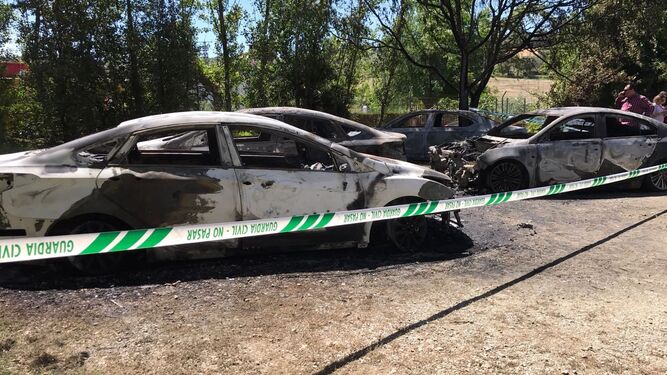Estado en el que quedó uno de los vehículos incendiados en la madrugada del 2 de mayo de 2017.