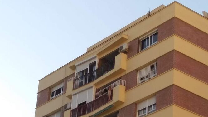 Rescatan a una niña de 5 años que estaba colgada de un octavo piso en Málaga