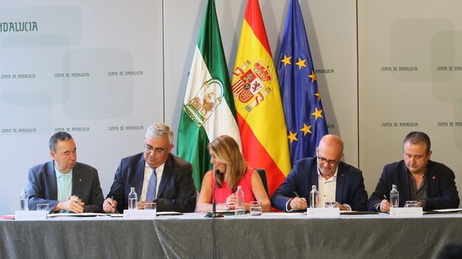 La Junta y los sindicatos firman el acuerdo de las 35 horas semanales en Andalucía.