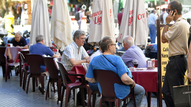 Varias personas en un velador en Sevilla