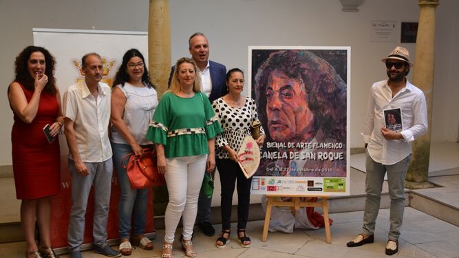 Foto de familia tras el descubrimiendo del cartel de la II Bienal de Flamenco Canela de San Roque.