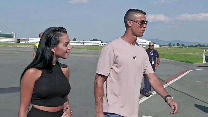 Cristiano Ronaldo, con su mujer, en el aeropuerto de Turín