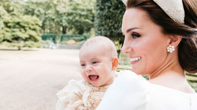 El príncipe Luis sonríe en brazos de su madre, la duquesa de Cambridge
