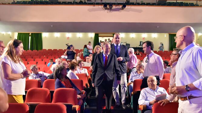 Javier Solana entra en el teatro Juan Luis Galiardo, anoche, seguido por el alcalde, Juan Carlos Ruiz Boix.