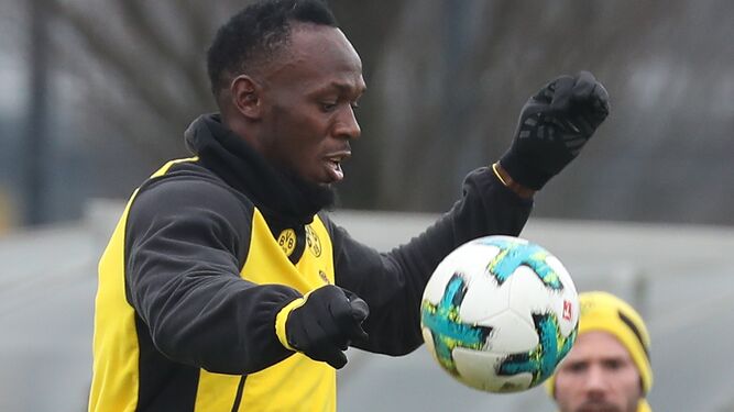 Usain Bolt durante un entrenamiento con el Borussia Dortmund