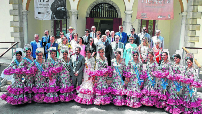 La corporación municipal posa tras el Pleno con la reina y las damas de la Feria.