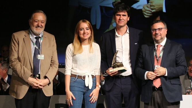 Rafael Jiménez (segundo por la derecha) recoge el premio Juan Tribuna, ayer en Sevilla.