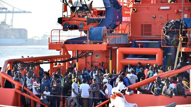 Un barco con migrantes rescatados.