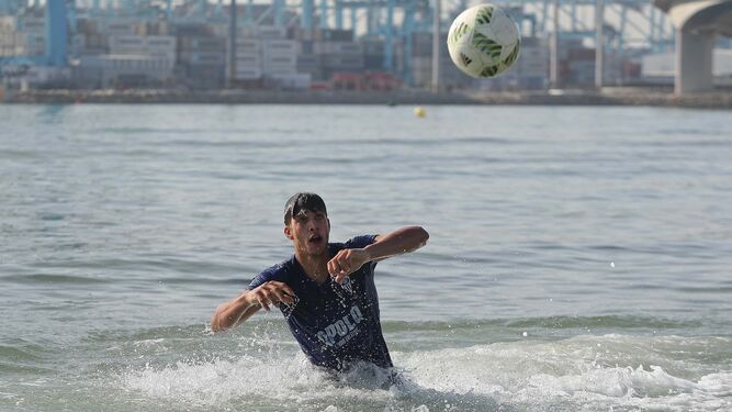 Pablo Rodríguez se lanza a por un balón en el agua de El Rinconcillo.