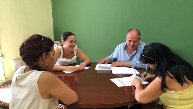 El alcalde de los Barrios firma el convenio con la asociación de vecinos El Villar.