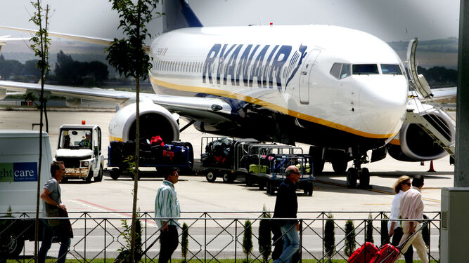 Pasajeros se disponen a embarcar en un vuelo de Ryanair en el aeropuerto de Jerez.