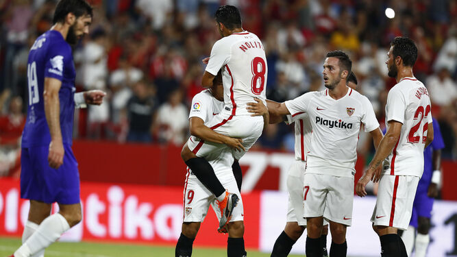 Los jugadores del Sevilla celebran uno de los goles al Újpest.