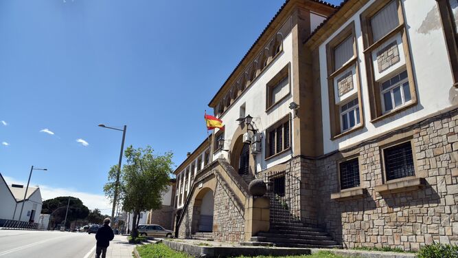 Acceso principal al CIE de La Piñera, en Algeciras.