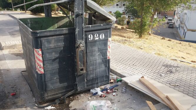 Un depósito de basura destrozado y rodeado de suciedad y enseres en La Piñera.