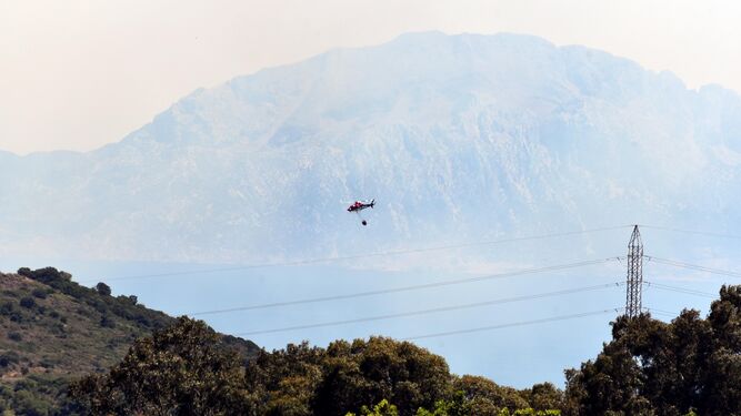 Un helicóptero, en la zona de Tarifa en la que se produjeron los incendios.