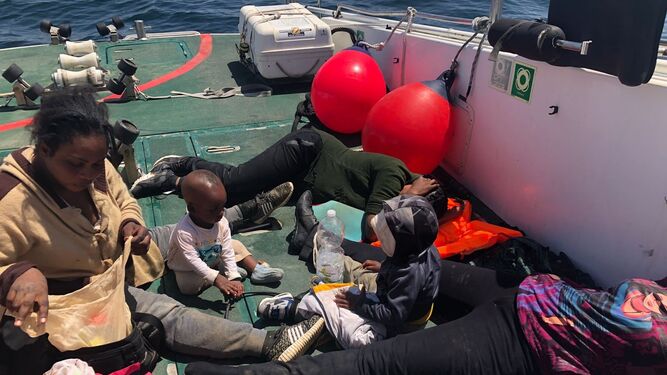 Algunos de los migrantes rescatados la pasada semana por la Guardia Civil, entre ellos varios bebés.