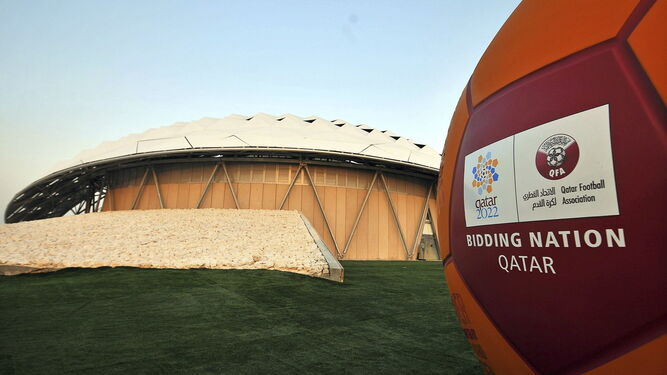 Un gigantesco balón muestra el logotipo de la candidatura de Qatar para el Mundial 2022 en Doha.