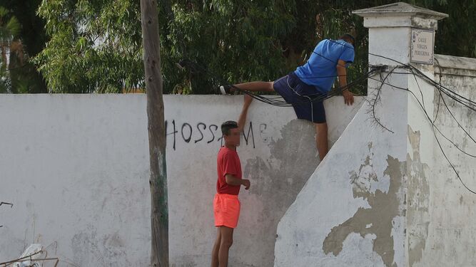 Dos jóvenes saltan el muro del centro de menores La Concepción en La Línea.